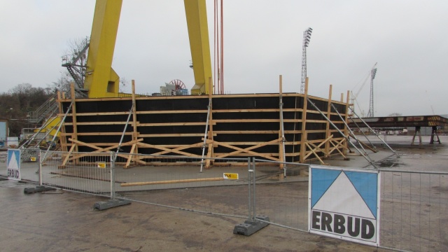 Pierwszy po wojnie betonowiec powstaje w Szczecinie. Jednostkę pływającą o betonowym kadłubie budują w Szczecińskim Parku Przemysłowym pracownicy firmy Erbud. Trafi ona do Kopenhagi.