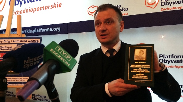 Prezent i życzenia urodzinowe: poseł PO Sławomir Nitras, pytany o ostatnie wewnętrzne partyjne tarcia w Szczecinie, odpowiedział życzeniami dla politycznego przeciwnika, szefa regionu Stanisława Gawłowskiego.