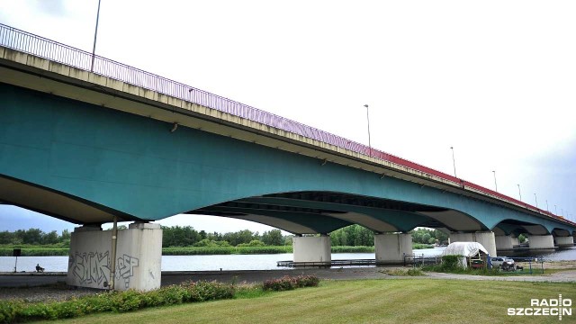 Ponad kilometrowy korek na Moście Pionierów w Szczecinie w kierunku prawobrzeża. W wypadku uczestniczyły trzy samochody, dwa pasy są zablokowane.