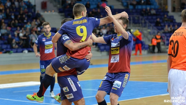 Halowi piłkarze nożni Pogoni 04 Szczecin zmierzą się dziś z FC Toruń w rozgrywkach o mistrzostwo Polski.