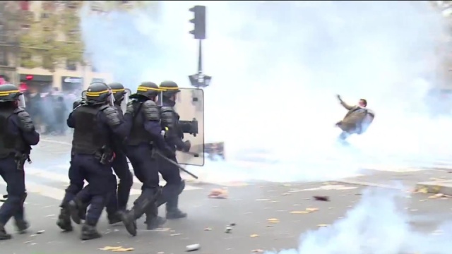 Lewicowi aktywiści starli się z policją. Zaczęło się od pokojowej manifestacji przed poniedziałkową konferencją klimatyczną.
