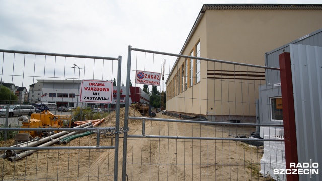 Jest przetarg na dokończenie pechowej rozbudowy podstawówki przy ul. Dąbskiej na prawobrzeżu Szczecina. Chętne firmy mają dwa tygodnie na składanie ofert.