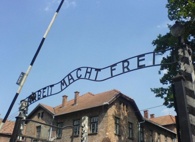 Były pielęgniarz w Auschwitz, 95-letni Hubert Z., będzie mógł stanąć przed sądem za współudział w eksterminacji w obozie ponad trzech i pół tysiąca Żydów pod koniec lata 1944 roku - orzekł sąd apelacyjny w Rostocku.