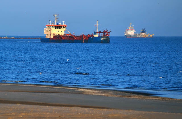 Polscy armatorzy słono muszą zapłacić za walkę z piratami. Rachunek za każdy rejs w związku z zagrożeniem atakami czy porwaniem rośnie o kilkaset tysięcy dolarów - podlicza Rzeczpospolita.