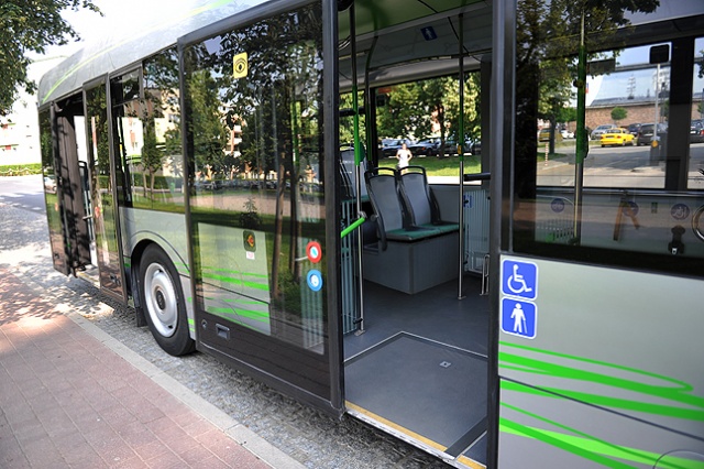 Jest cichy, nie czuć w nim drgań i nie zużywa paliwa. Komunikacja miejska w Szczecinku testuje pierwszy w województwie zachodniopomorskim autobus o napędzie elektrycznym.