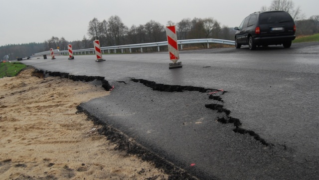 Fragment asfaltu łączący Goleniowski Park Przemysłowy z drogą krajową nr 3 rozpadł się jeszcze przed oddaniem do użytku. Nawierzchnia rozjechała się przy nowym moście na Inie.