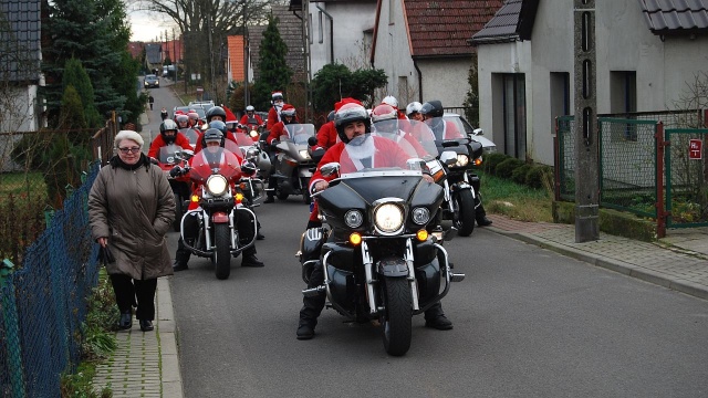 Kilkudziesięciu mikołajów na motorach pojawiło się w niedzielę na ulicach Goleniowa.