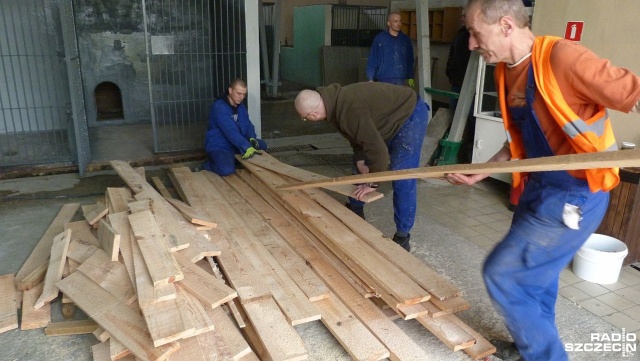 Osadzeni z zakładu karnego w Goleniowie będą szkolili psy. W ramach projektu Pieskie życie... z psem do więzienia trafi pięć czworonogów.