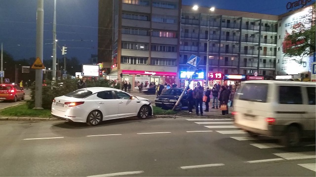 Dwa samochody zderzyły się na skrzyżowaniu alei Wyzwolenia z Piłsudskiego.