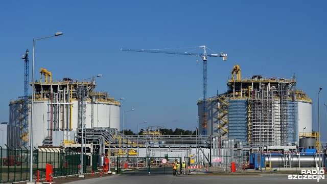 W piątek do świnoujskiego terminalu przybije pierwszy statek z ładunkiem gazu. W ładowniach jednostki, która 19 listopada wypłynęła z Kataru, znajduje się 200 tysięcy metrów sześciennych LNG - pisze portal gospodarkamorska.pl.