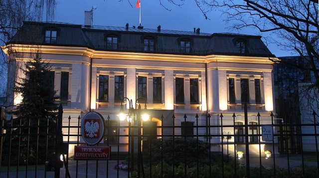 Sędziowie Trybunału Konstytucyjnego orzekli w środę, że nowelizacja ustawy o TK wprowadzona przez Prawo i Sprawiedliwość jest częściowo niezgodna z konstytucją.