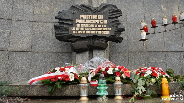 Szczecin pamięta o rocznicy wprowadzenia w Polsce stanu wojennego. W 34 rocznicę tego wydarzenia przedstawiciele Solidarności, władz oraz mieszkańcy złożyli kwiaty pod tablicą Ofiar Grudnia 03970 przy bramie stoczni oraz zmówili wspólnie modlitwę.