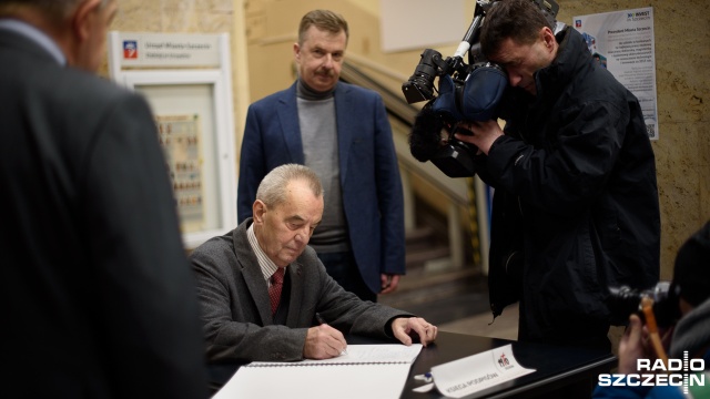 Działacze lokalnej lewicy podpisali się pod Szczecińską Deklaracją Grudniową wyłożoną w urzędzie miasta. To dokument upamiętniający wydarzenia sprzed 45 lat, kiedy to władza siłą stłumiła w Szczecinie robotnicze protesty.