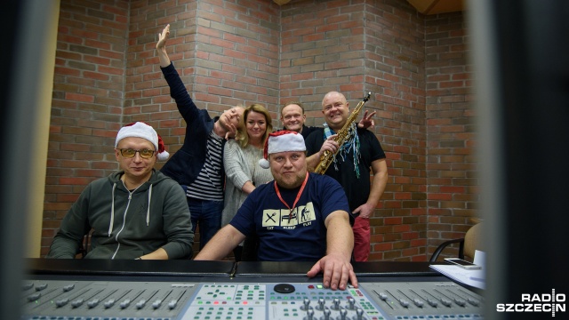 Szczecińscy artyści i sportowcy nagrali wspólnie radiową pastorałkę. W odświeżonej wersji utworu Czerwonych Gitar pt. Jest taki dzień śpiewają Kasia Buja, Krzysztof Niewirowski oraz Olek Różanek.