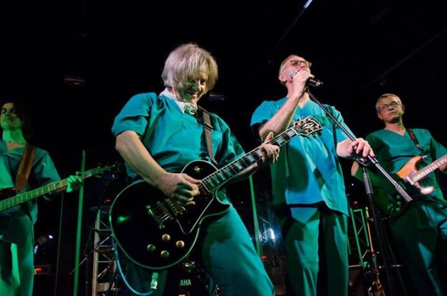 W lekarskich kitlach, ale nie w szpitalu, a na scenie z instrumentami muzycznymi i w rockowym repertuarze. Urolodzy w tym lekarz ze Szczecina zagrali na krakowskim festiwalu KultUro. Profesorowie promują w ten sposób profilaktykę.