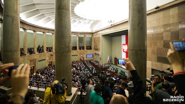 Kłótnia w Sejmie o słowa Jarosława Kaczyńskiego. Poseł PO Grzegorz Schetyna zażądał, by prezes PiS przeprosił za swoją wypowiedź o najgorszym sorcie Polaków. W rozmowie z Telewizją Republika Jarosław Kaczyński skomentował w ten sposób zachowanie opozycji i niektórych dziennikarzy, którzy chcieli nagłaśniać albo nagłaśniali problemy wewnętrzne za granicą.