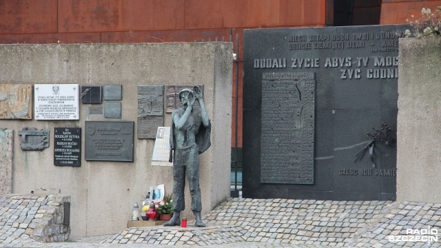 Grudzień70 to fundament Solidarności i pokojowej filozofii walki z komunizmem - powiedział w środę pod Pomnikiem Poległych Stoczniowców w Gdańsku, w 45. rocznicę protestów na Wybrzeżu, dyrektor Europejskiego Centrum Solidarności Basil Kerski.