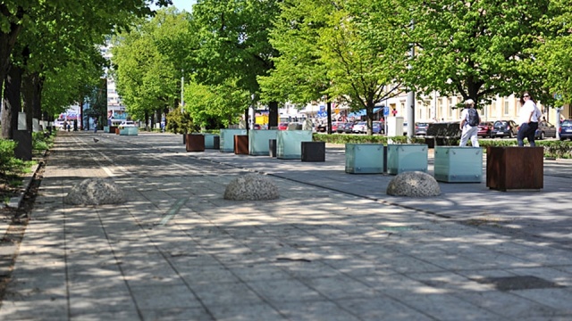 W Alei Kwiatowej w Szczecinie trwa sadzenie tulipanów, krokusów i narcyzów - w sumie prawie dwustu tysięcy sadzonek. Efekt zobaczymy wiosną.