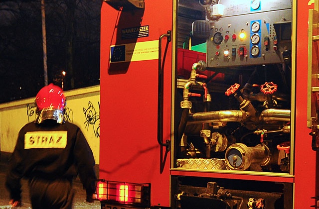 Dziewięć zastępów strażaków gasi pożar dachu budynku mieszkalnego w Linówku pod Stargardem. Ogień pojawił się w nocy ze środy na czwartek.