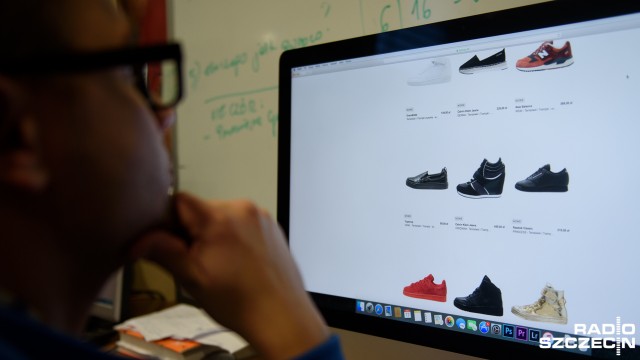 Polska zajmuje trzecie miejsce w Europie pod względem zakupów świątecznych przez internet - wynika z raportu firmy doradczej Deloitte. Pod tym względem wyprzedzają nas jedynie Brytyjczycy i Niemcy.