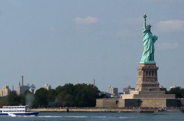 Piątkowa sesja na amerykańskiej giełdzie zakończyła się mocnymi spadkami. Główną przyczyną jest niska cena ropy, która w piątek wahała się w okolicach 35 dolarów za baryłkę.