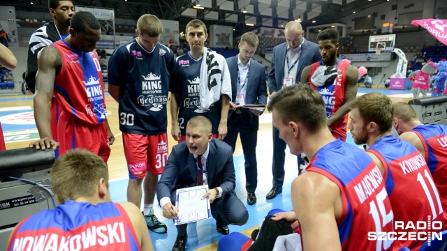 Trwa dobra passa koszykarzy drużyny King Wilki Morskie w rozgrywkach o mistrzostwo Polski. W sobotę, w hali Azoty Arena, szczecinianie pokonali MKS Dąbrowa Górnicza 71:69 w 11 kolejce.