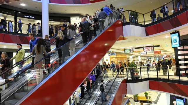 W ostatnią przedświąteczną niedzielę szczecinianie tłumnie odwiedzają galerie handlowe.