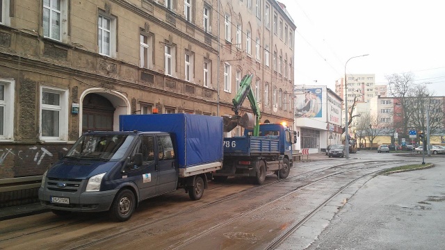 Awaria sieci wodociągowej na ulicy Chmielewskiego na szczecińskich Pomorzanach. Pękła rura - podmyte jest torowisko tramwajowe i są utrudnienia na drodze.