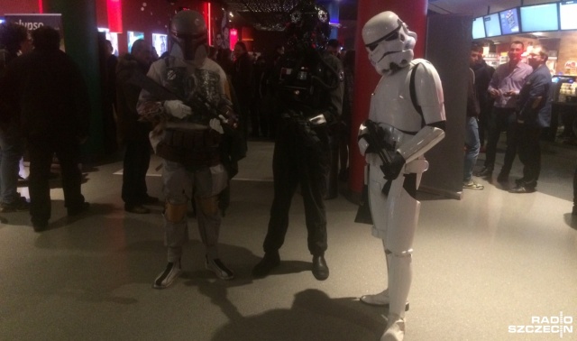 Mnóstwo ludzi na całym świecie postanowiło odpowiedzieć na wezwanie The Force. It039s calling to you, a to oznacza, że Gwiezdne Wojny. Przebudzenie mocy mogą stać się pierwszym filmem, który zarobi miliard dolarów w niecałe dwa tygodnie.