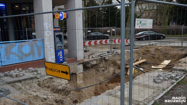 Ryzykowna wypłata pieniędzy z bankomatu w Szczecinie. Przed hotelem przy pl. Batorego jest głęboka i szeroka na kilka metrów dziura w chodniku, przy jej brzegu stoi bankomat. Mimo ogrodzenia, ludzie i tak pobierają tam pieniądze.