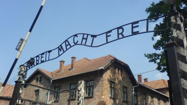 Anglicy odpowiedzą przed sądem za kradzież w Muzeum Auschwitz. Dwóch mężczyzn zatrzymano w czerwcu, gdy podczas zwiedzania obozu Auschwitz II-Birkenau, kradli przedmioty należące do ofiar zagłady - informuje PAP.