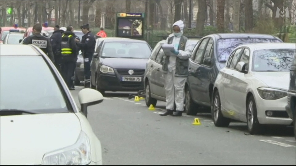 Policja wciąż szuka podejrzanych w tej sprawie. To przede wszystkim dwaj bracia - Said i Cherif Kouachi. Fot. FR M6/x-news