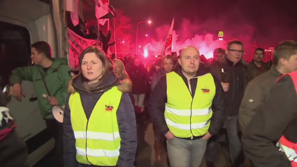 Górnicze protesty na Śląsku nie ustają. W środę przeciwko zamknięciu kopalni KWK Bobrek-Centrum manifestowali górnicy i mieszkańcy Bytomia. Fot. TVN24/x-news