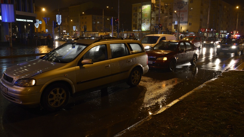Kolizja czterech samochodów na Bramie Portowej w Szczecinie. Fot. Jarosław Gaszyński [Radio Szczecin]