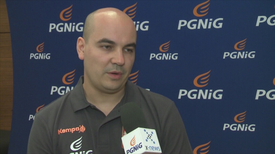 - Krzysiek już po raz drugi podczas tego turnieju, po oddanym rzucie, wylądował na prawym kolanie przez co lekko ono ucierpiało - mówi lekarz polskiej kadry, Rafał Makowski.