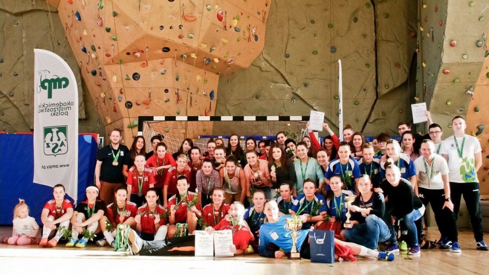 Uczestniczki Akademickich Mistrzostwach Polski w Futsalu Kobiet. Fot. www.facebook.com/AMPyAZS