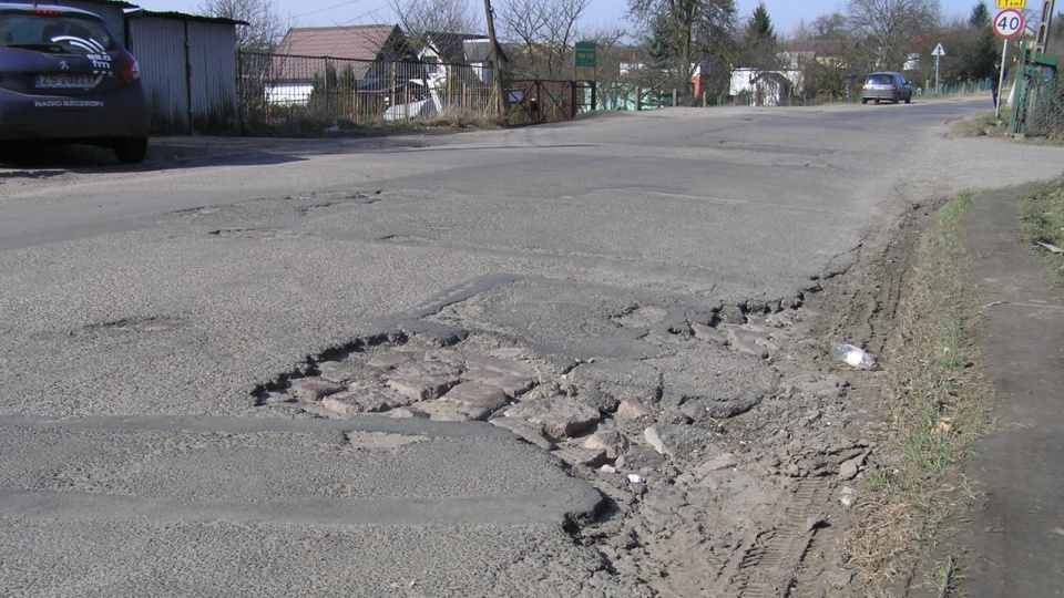 - Są takie dziury i wyrwy, że nie idzie tamtędy normalnie przejechać. Można koła pogubić - mówią kierowcy jeżdżący odcinkiem ulicy Hożej między Łączną a Bogumińską w Szczecinie. Fot. Marek Borowiec [Radio Szczecin]