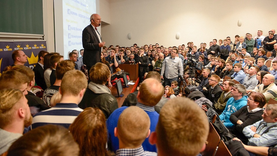 Janusz Korwin-Mikke na spotkaniu w auli Zachodniopomorskiego Uniwersytetu Technologicznego. Fot. Jarosław Gaszyński [Radio Szczecin]