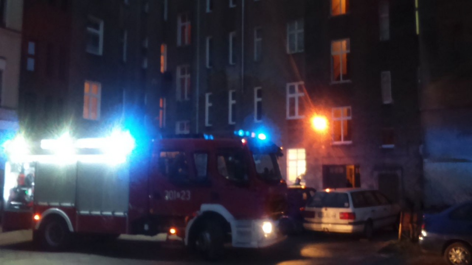 Tlący się papieros wpadł przez wywietrznik do piwnicy domu na ulicy Obrońców Stalingradu. Pojawił się dym. Mieszkańcy wezwali straż pożarną. Fot. Piotr Rakowski [Radio Szczecin]