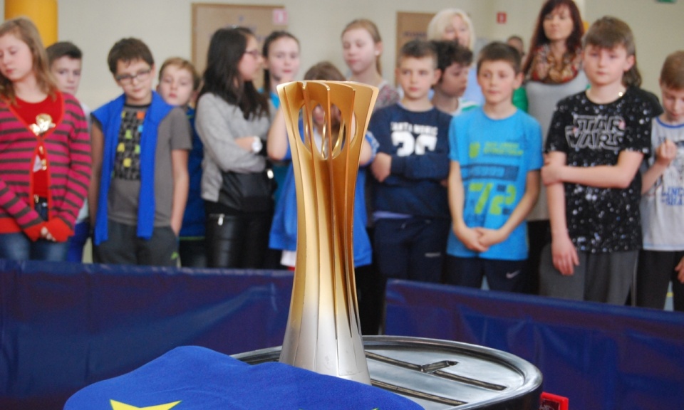 W piątek statuetkę oraz złoty medal MŚ można było oglądać w Goleniowie. Fot. Paweł Palica [Radio Szczecin]