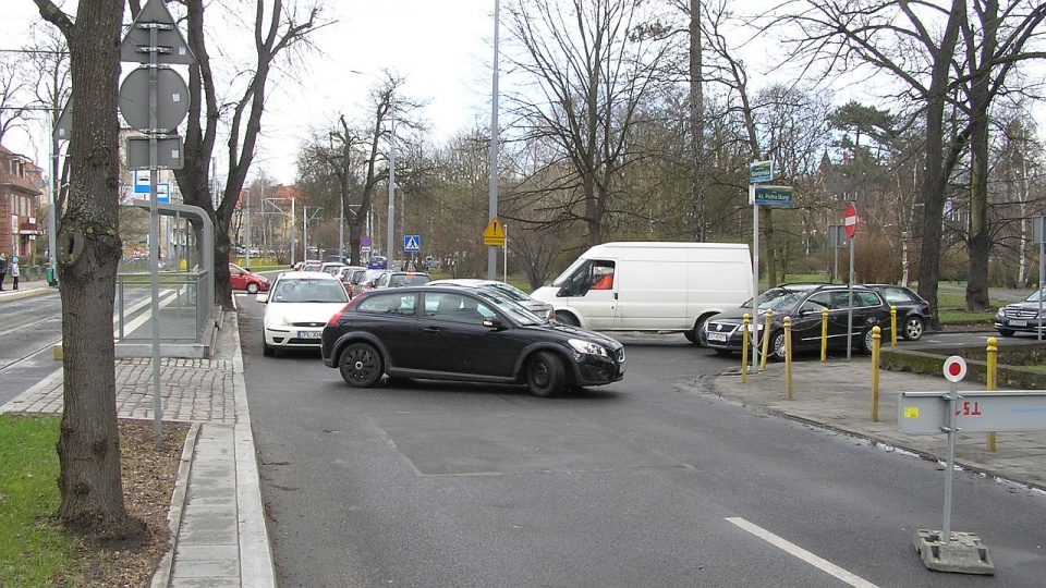 Ulica Wawrzyniaka w Szczecinie między skrzyżowaniem z ulicą Królowej Korony Polskiej, a placem Gałczyńskiego jest w obu kierunkach nieprzejezdna. Fot. Marek Borowiec [Radio Szczecin]