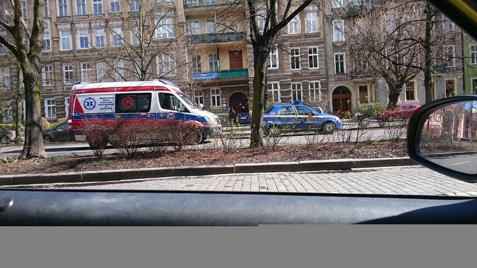 Pogotowie odwiozło pacjenta do szpitala. Fot. Wawrzyniec Szwaja [Radio Szczecin]
