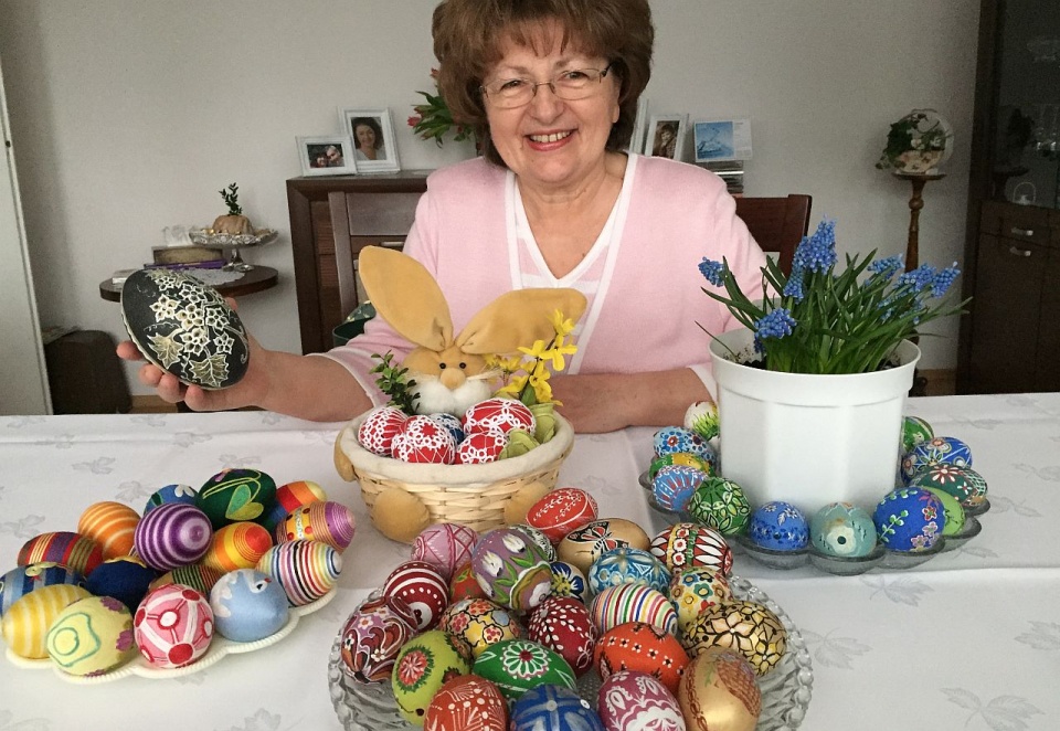 Z koronki, kolorowej muliny lub tradycyjne, pomalowane farbkami - kilkadziesiąt pisanek zrobiła w tym roku pani Wanda Krzywiec z Polic. Fot. Paulina Muskała [Radio Szczecin]