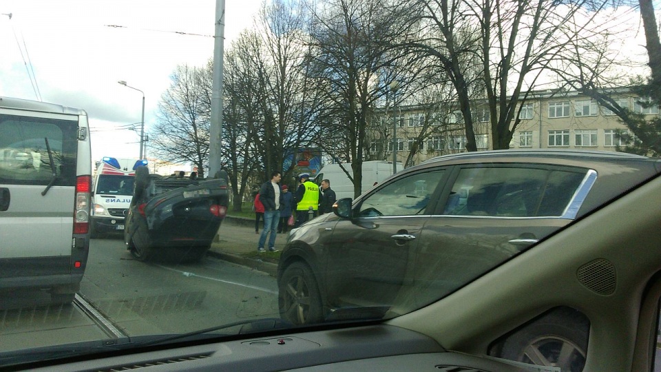 Samochód dachował na Wyzwolenia w centrum Szczecina. Do wypadku doszło niedaleko pl. Kilińskiego. Fot. Tobiasz Madejski [Radio Szczecin]