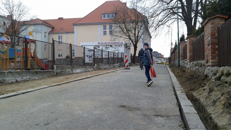 Ulica Szkolna w Nowogardzie będzie jak nowa, dzięki pieniądzom z Gminnego Programu Profilaktyki i Rozwiązywania Problemów Alkoholowych. Fot. Kamil Nieradka [Radio Szczecin]
