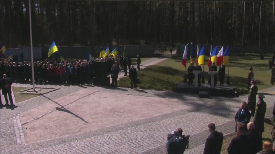 Trzeba pamiętać o zbrodni katyńskiej, by świat nie szedł w złą stronę - mówił Bronisław Komorowski na Ukrainie podczas uroczystości 75. rocznicy obchodów zbrodni katyńskiej na cmentarzu wojennym w Bykowni. Fot. TVN24/x-news