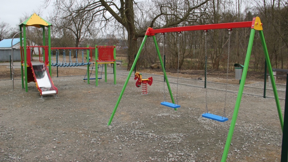 Nowy plac zabaw stanął u zbiegu ulic Hożej, Żelaznej i Wendeńskiej w Szczecinie, gdzie trwa budowa parku rekreacyjnego. Fot. Mat. Zakładu Usług Komunalnych w Szczecinie.