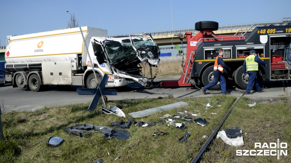 W piątek przed 6 na przejeździe przy ulicy Kujota tir zderzył się z wagonem kolejowym. Fot. Jarosław Gaszyński [Radio Szczecin]