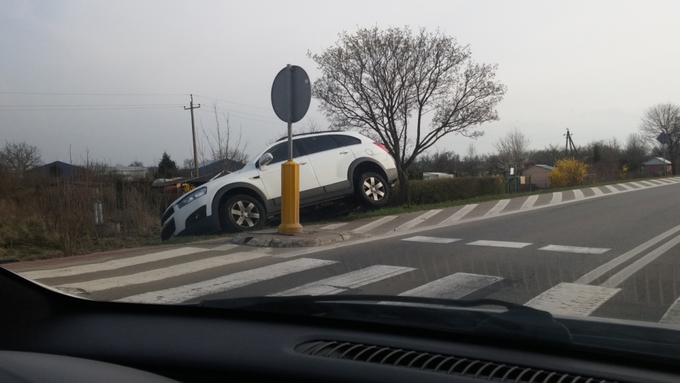 Chevrolet wpadł do rowu w Przecławiu. Fot. Natalia Skawińska [Radio Szczecin]