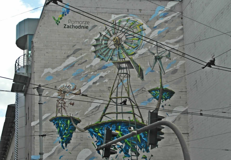 Na budynku centrum handlowego "Kupiec Poznański" powstał ogromny mural przedstawiający trzy wiatraki, logo województwa i napis \"Pomorze Zachodnie\". Fot. Mat. Urzędu Marszałkowskiego.
